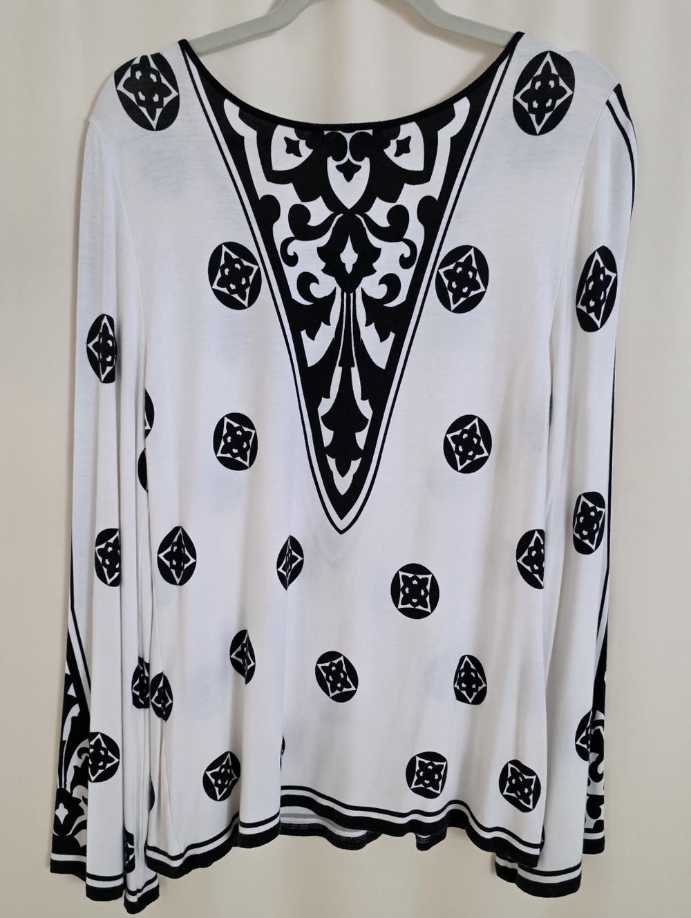 INC International Concepts Black and White Medallion Long Sleeve Top - Picture 4 of 7